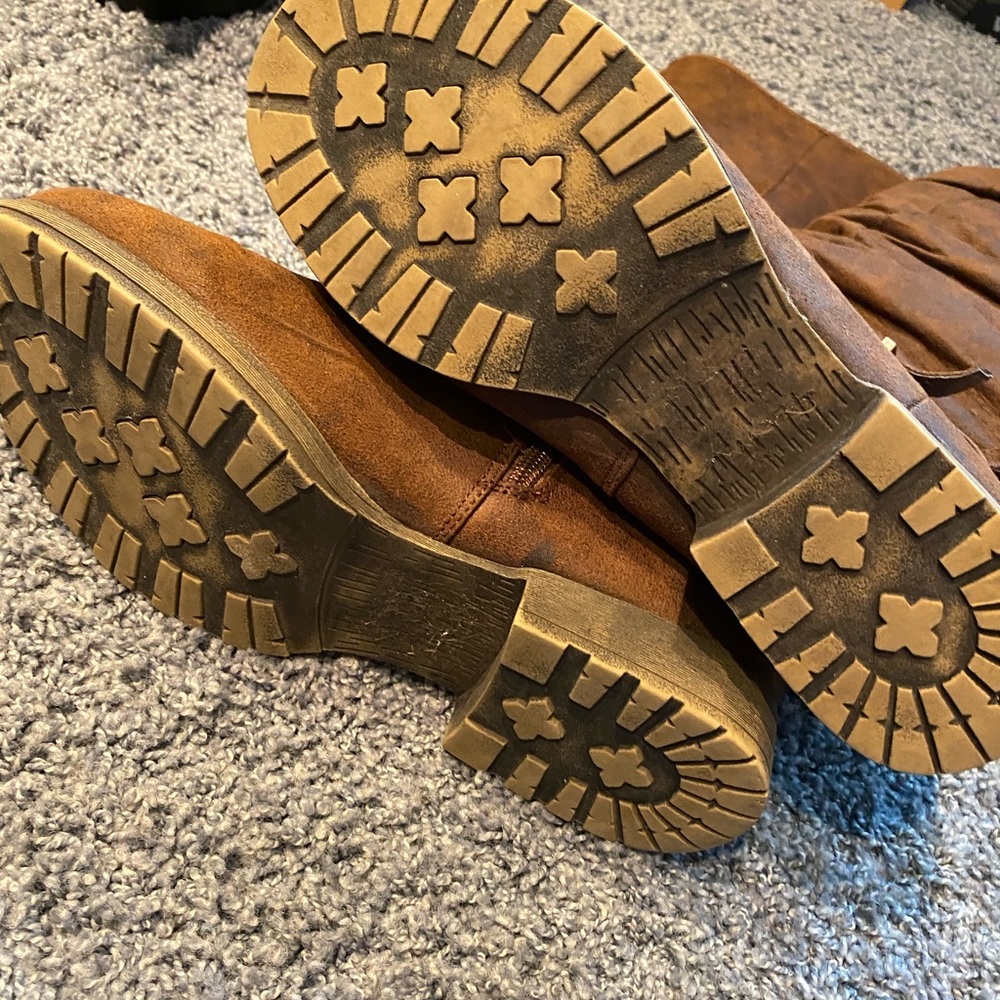 Brown boots. Furlined. So comfy! - Picture 5 of 8